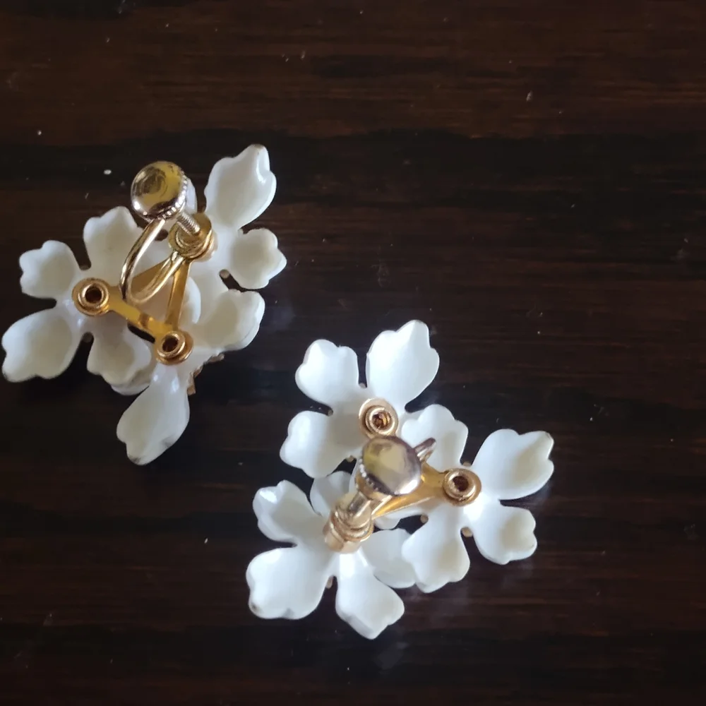Vintage Gold Tone‎ White Celluloid Flower Rhinestone Dangle Screw Back Earrings
